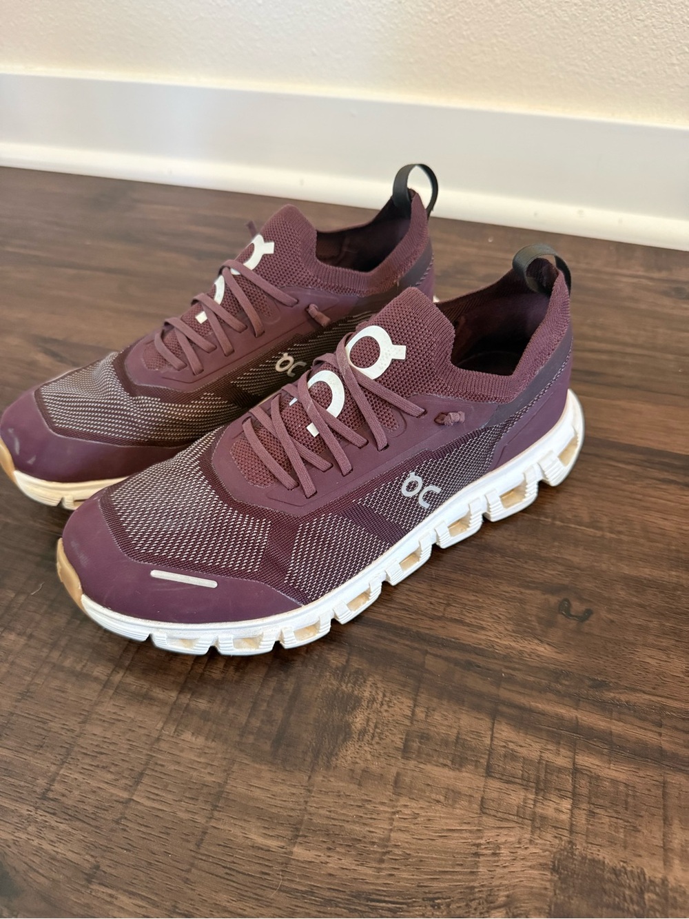 On Running Cloud 6 Versa Sneakers – Women’s Size 9 – Plum/Burgundy
